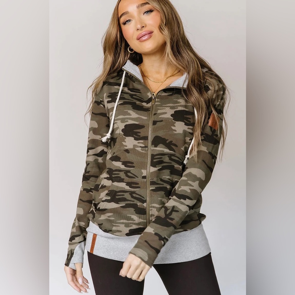 NWOT Ambersand Avenue Medium Green Camo Camouflage Grey Accent Hoodie Zip Jacket